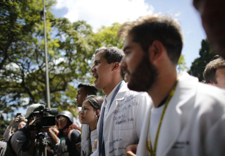 El presidente de la Asamblea Nacional de oposición, Juan Guaido, quien se declaró a sí mismo presidente interino de Venezuela, participa en una caminata contra el presidente Nicolás Maduro, en Caracas, Venezuela. AP
