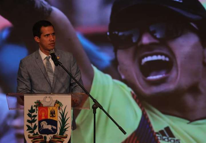 El jefe del Parlamento, Juan Guaidó, quien se proclamó presidente encargado de Venezuela hace más de dos semanas, habla durante un acto en el aula magna de la Universidad Central de Venezuela (UCV), en Caracas. EFE