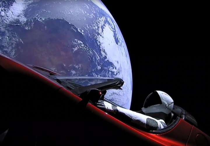 ¡Increíble! ¿En dónde está el auto que lanzaron al espacio?