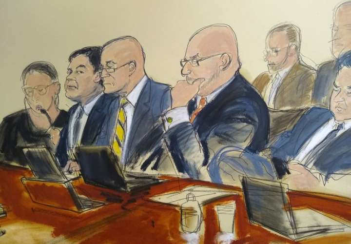 Joaquín &quot;El Chapo&quot; Guzmán, segundo desde la izquierda, sentado junto a sus abogados defensores, escucha el testimonio que fue leído al jurado, el lunes 11 de febrero de 2019. (Elizabeth Williams vía AP)