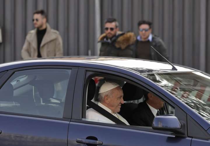 Papa Francisco saluda al salir de la Basílica de San Juan de Letrán después de conocer al clero romano, en Roma.  Foto AP / Alessandra Tarantino