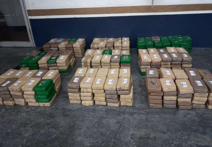 Incautan 465 paquetes de droga ocultos entre cajas de bananos en un contenedor