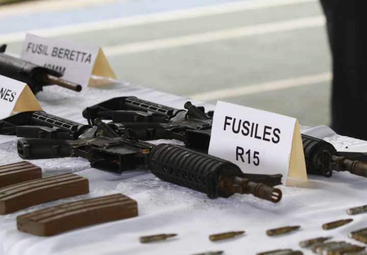  Confiscan 5 armas de guerra en una lancha en Guna Yala