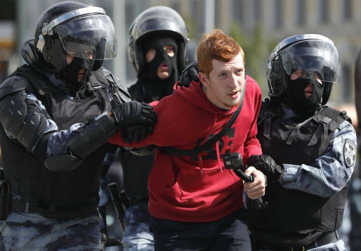 La policía de Moscú suprime protesta y arresta a 600 personas