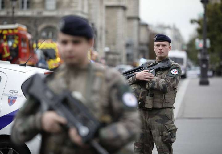 Investigan ataque a policía de París como acto de terrorismo