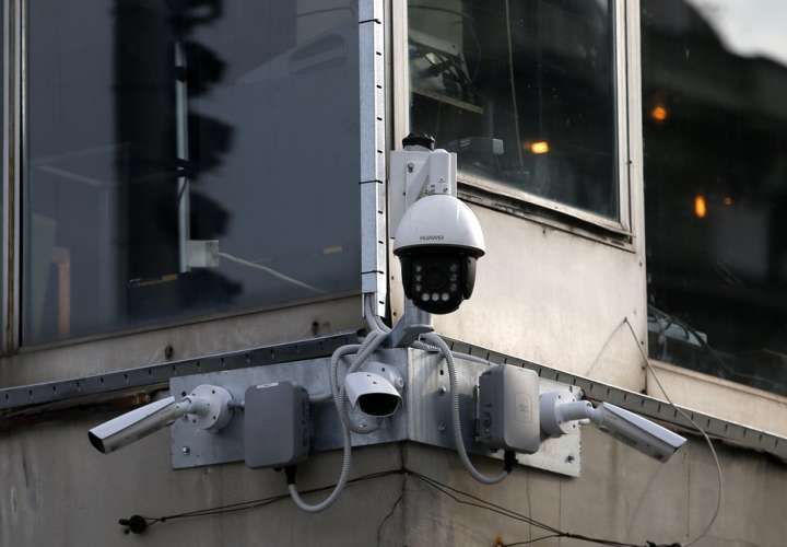 Las cámaras de video de alta tecnología cuelgan de un edificio de oficinas en el centro de Belgrado, Serbia. AP