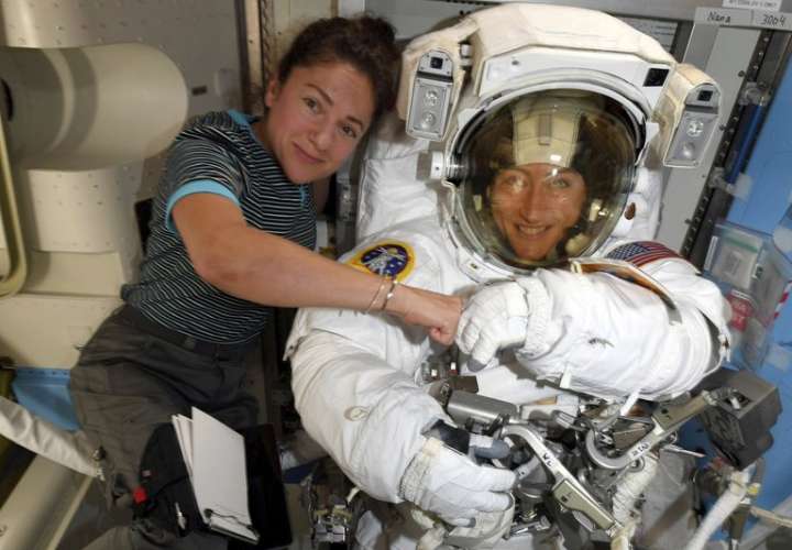 Dos astronautas harán 1ra caminata espacial de puras mujeres