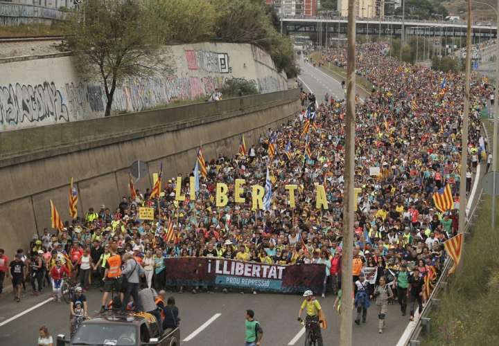 Cataluña paralizada por huelgas, marchas van a Barcelona