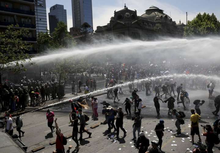 Presidente de Chile admite abusos policiales y se abre a cambiar Constitución