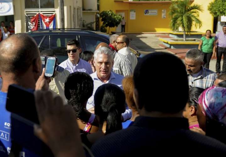 En la imagen el presidente de Cuba, Miguel Díaz-Canel, en el centro. AP