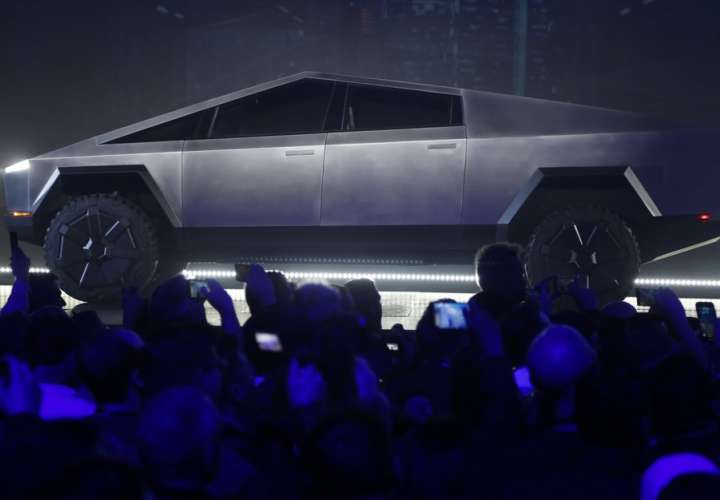 Tesla presentó su nueva “cibercamioneta” en medio de un vergonzoso lanzamiento