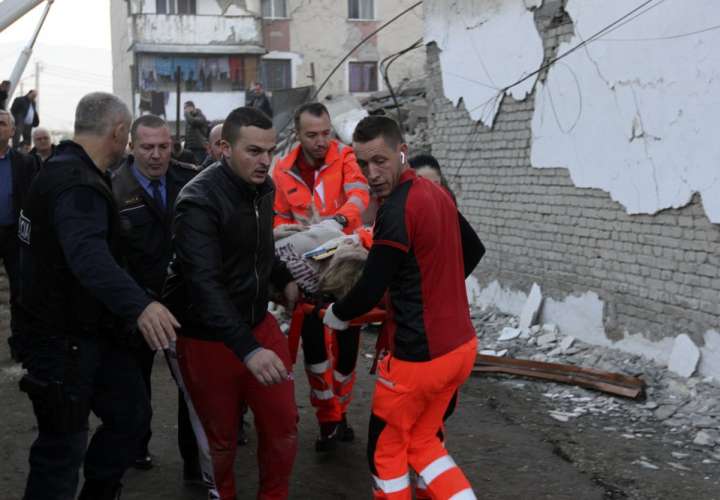 Rescatistas buscan sobrevivientes en Albania tras potente terremoto (Video)
