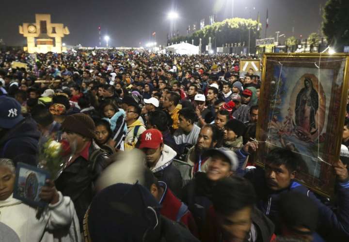 Miles de personas veneran a la Virgen de Guadalupe en México
