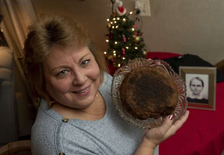 Familia de Michigan conserva un pastel de frutas de 141 años 