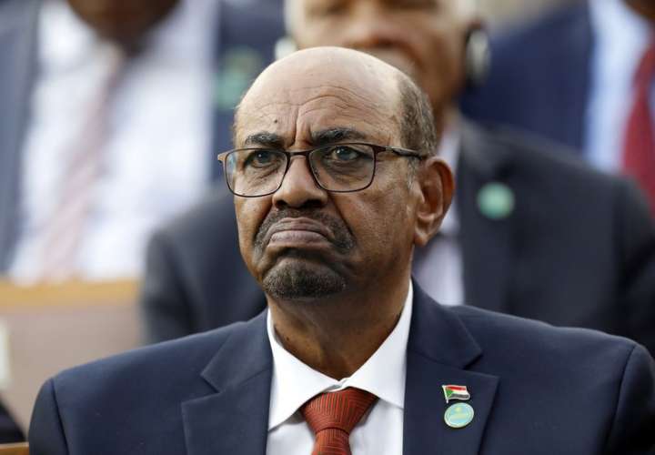 Condenan a expresidente de Sudán a 2 años por corrupción