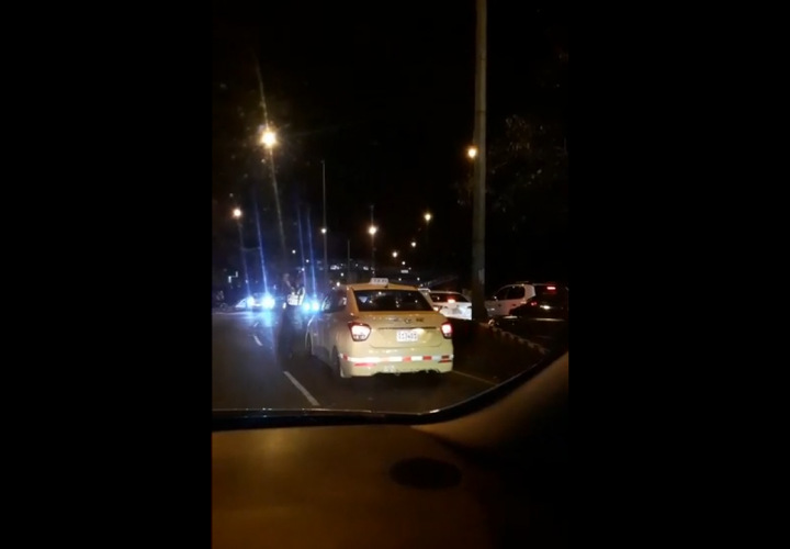 Taxista embiste policía del Tránsito y se da a la fuga (Video)