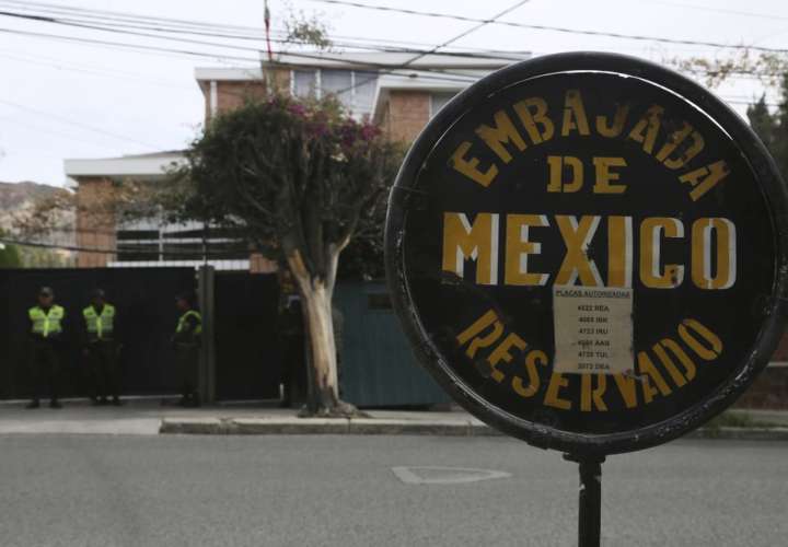Bolivia pide salida de diplomáticos de España y México