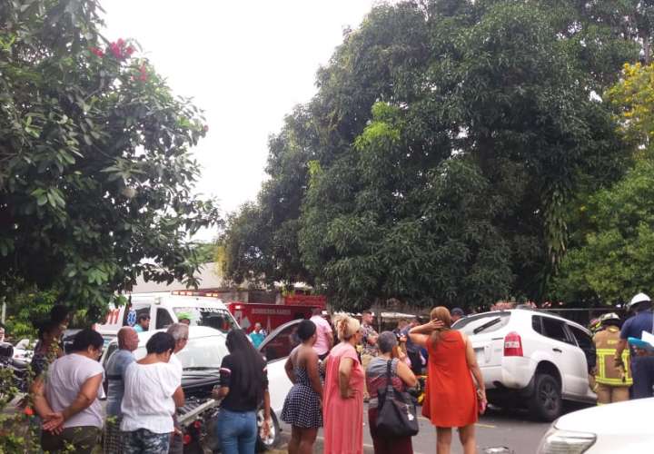 Tanganazo manda a dos vehículos a la cuneta en Barrio Vega (Video)