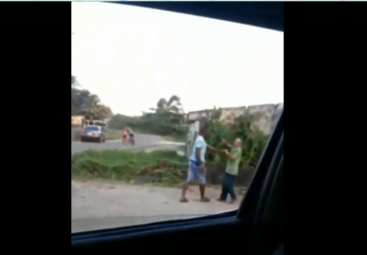 ¡Indignación! Hombre golpea a un adulto mayor en Colón (Video)