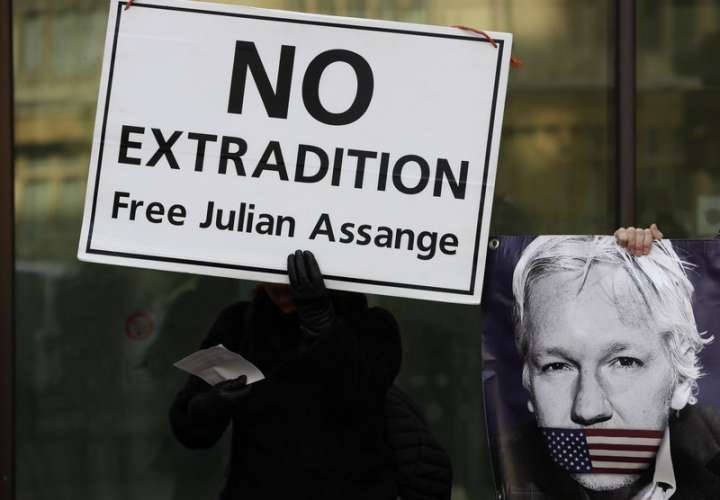 Assange va a tribunal, resiste extradición a EEUU