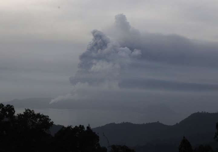 Más de 30.000 evacuados por erupción volcánica en Filipinas