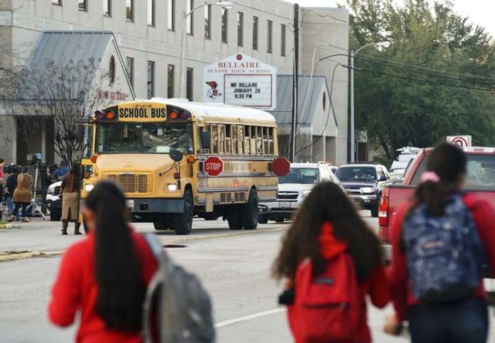 Matan a disparos a estudiante en escuela de Texas