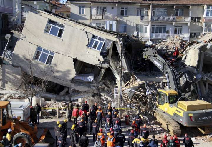 Suben a 21 los muertos por un sismo en el este de Turquía