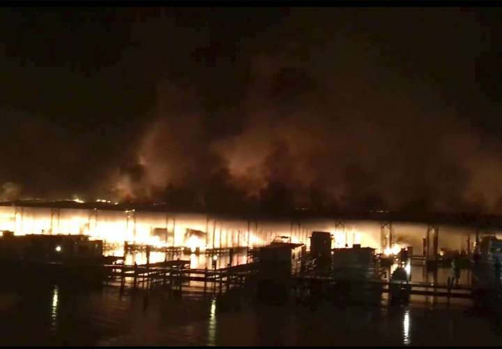 Incendio en un muelle de Alabama cobra la vida de al menos 8 personas (Videos)