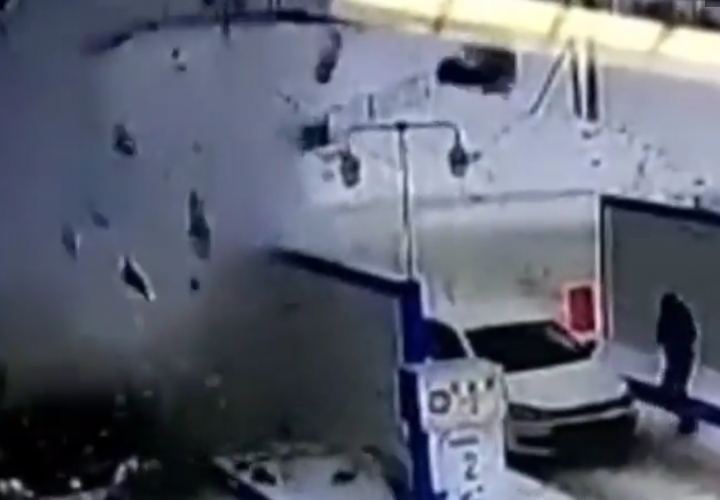 Automóvil explota en una gasolinera (Video) 