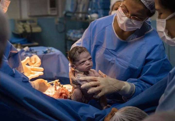 Foto de niña que nació enojada se hace viral 
