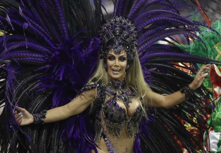 Bailarina transgénero sacude tabúes en el carnaval de Brasil