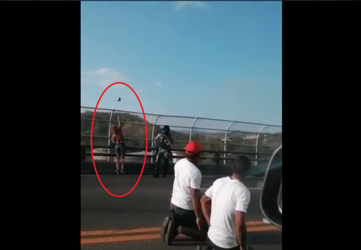 Mujer lanza arma puente abajo (Video)