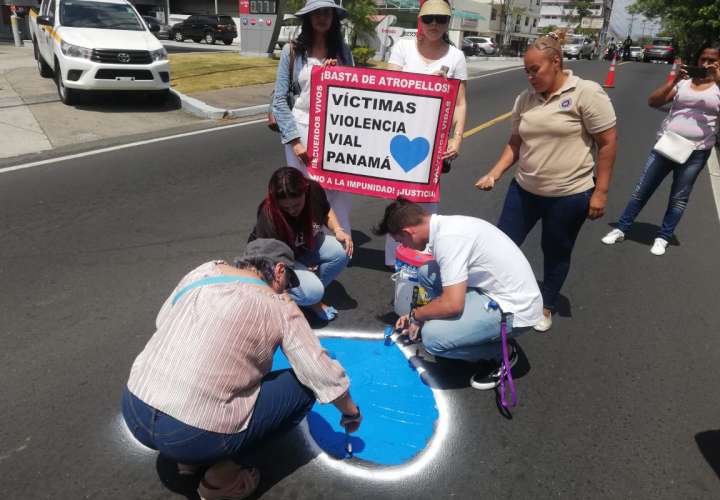 Pintan corazón azul en memoria de Yaxel Solis en avenida Santa Elena