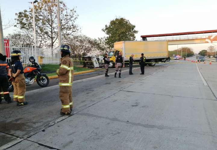 Camión arrastra busito en Divisa, una persona muere y más de 10 quedan heridas 