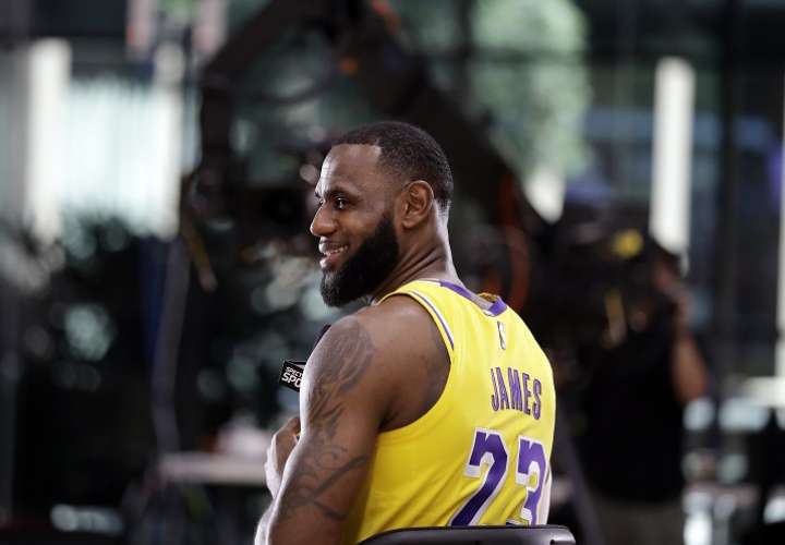 LeBron James, jugador de los Lakers. Foto: AP