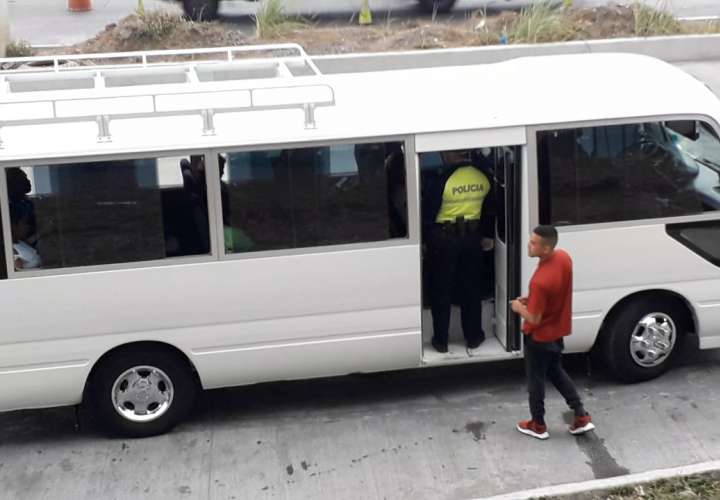 Policía vigila que buses cumplan con cantidad de pasajeros [Video]