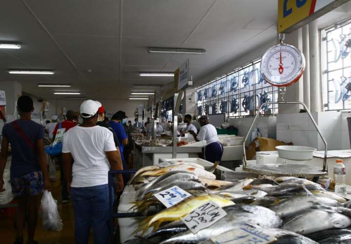 Compradores hacen largas filas en el Mercado de Mariscos  [Video]