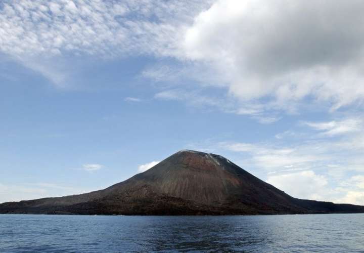 Volcán Anak Krakatau entra en erupción en Indonesia
