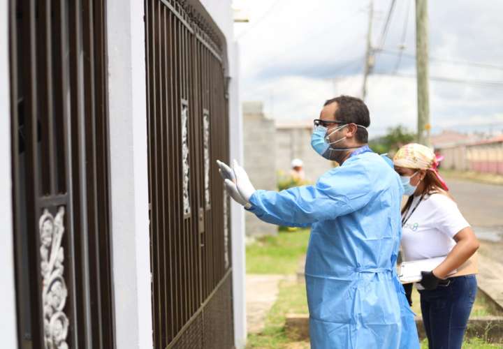 Casi 1,000 casos nuevos y 720 muertos por COVID-19 en Panamá