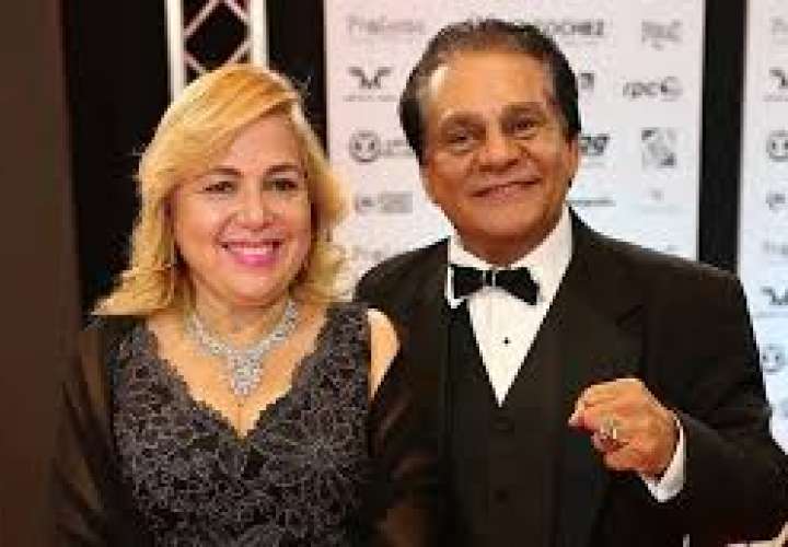 La señora Felicidad junto a su esposo, Roberto &quot;Mano de Piedra&quot; Durán. 