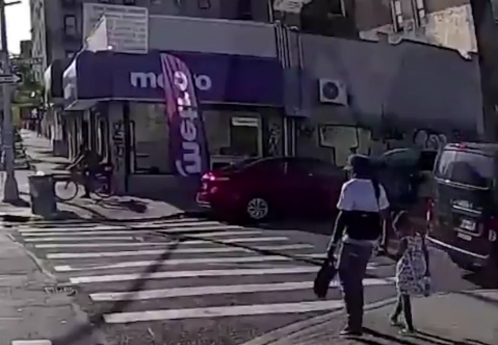 Matan a tiros a hombre que caminaba de la mano de su hija en Nueva York (Video)