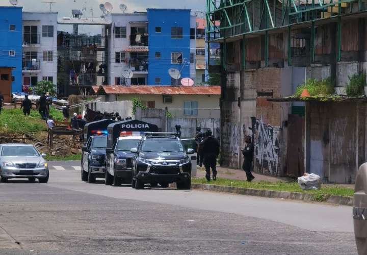 Se prende Curundú por desalojo de precaristas; reciben a botellazos a policías 