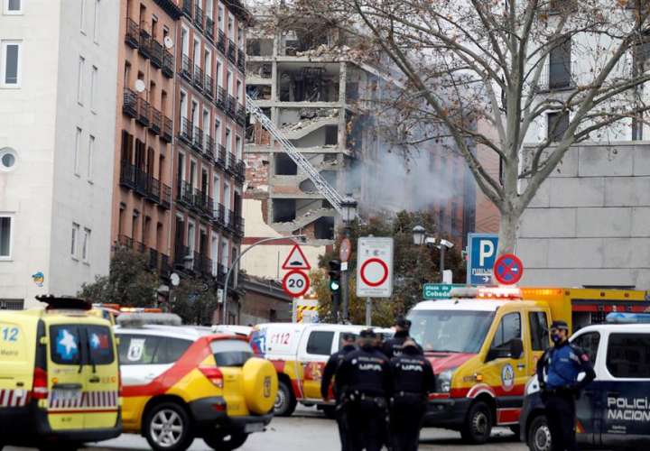  Al menos tres muertos al explotar parte de un edificio en el centro de Madrid