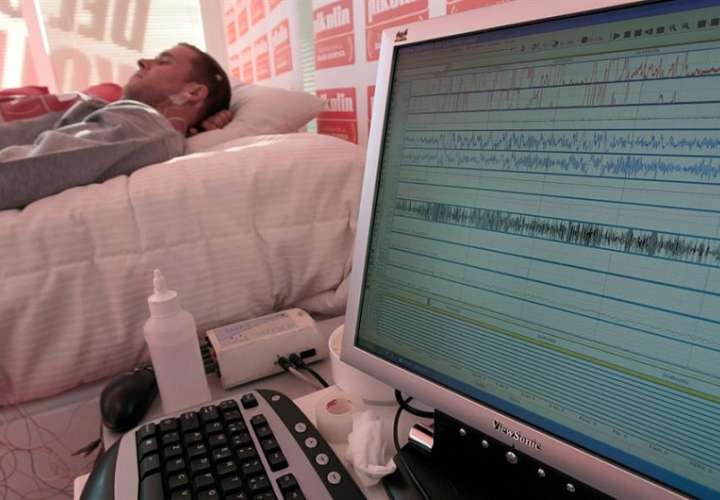 Un paciente se somete a un estudio en una unidad del sueño. EFE