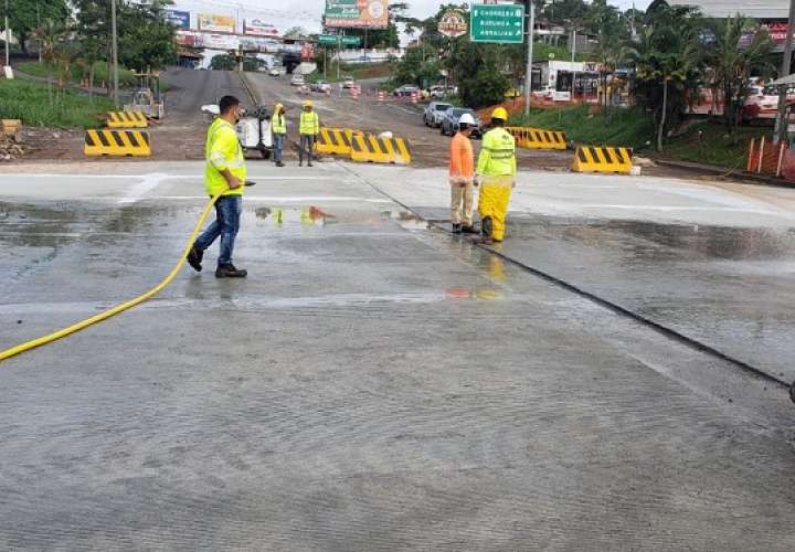 Trabajadores limpian el asfalto y verifican que esté en óptimas condiciones para la reapertura.