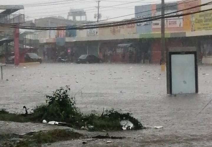 Inundaciones, caídas de árboles y accidentes provoca la fuerte lluvia 
