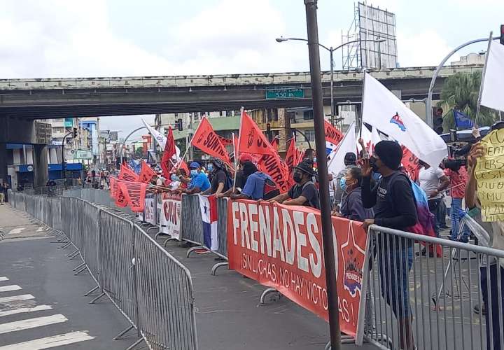 Trabajadores y gente del pueblo protestan contra el Gobierno 