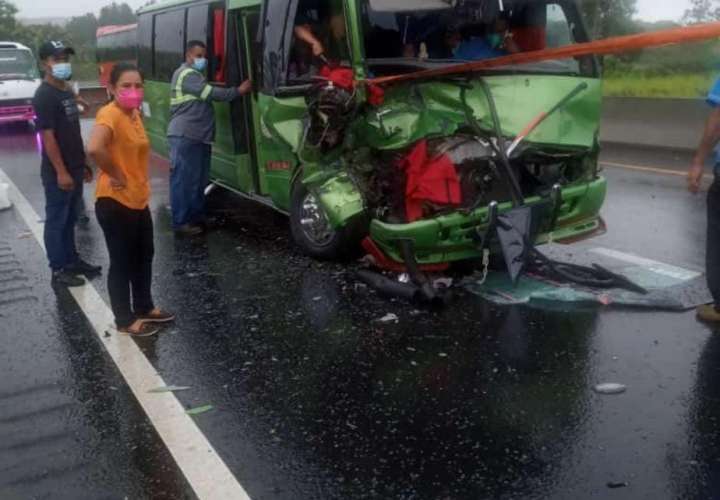 ¡Qué tanganazo! Bus colisiona con camión en Panamericana; 3 heridos 