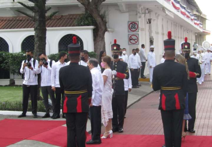 El mandatario Laurentino Cortizo izó la Bandera Nacional en la presidencia de la República. Foto: Edwards Santos 