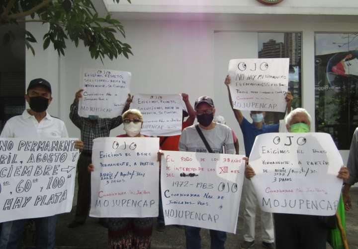 Jubilados protestan en el MEF para exigir respuestas a peticiones